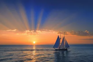 海上日出朝霞云层摄影图