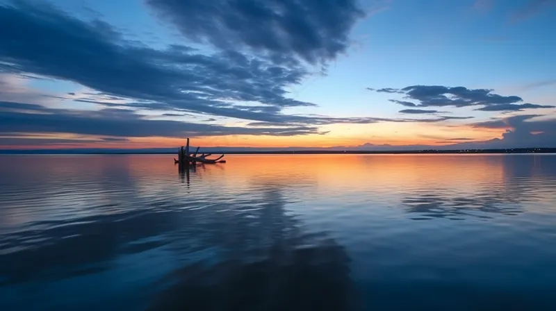 夕阳晚霞湖面倒影天水一色摄影图(4368x2448)