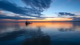 夕阳晚霞湖面倒影天水一色摄影图