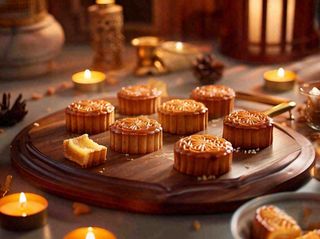 月饼中秋美食蜡烛节日氛围装饰摄影图