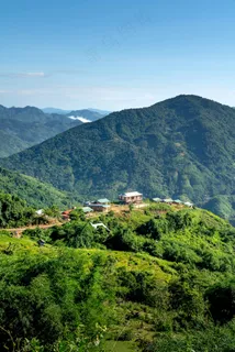 山谷中的宁静村落 山谷中的宁静村落