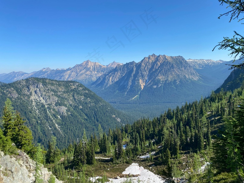 高山雪域绿色山谷