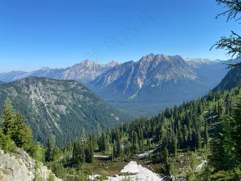 高山雪域绿色山谷