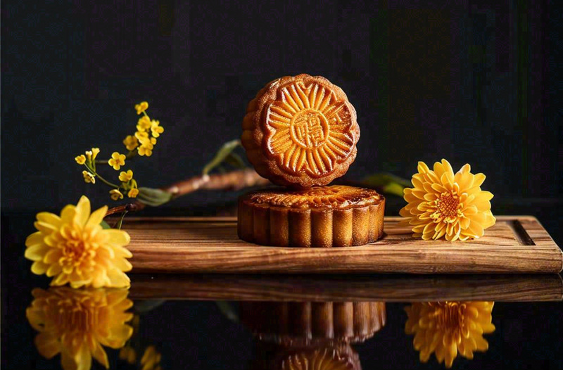 中国传统美食月饼中秋节菊花摆盘黑色背景摄影图(1360x896)