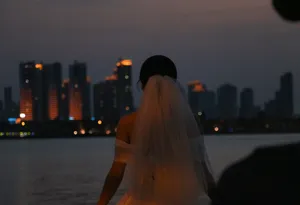 夜色下带头纱的新娘
