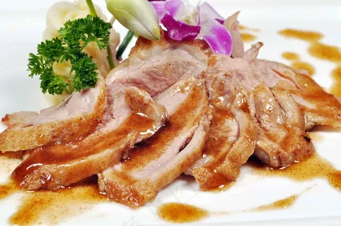 切片酱汁烤鸭美食