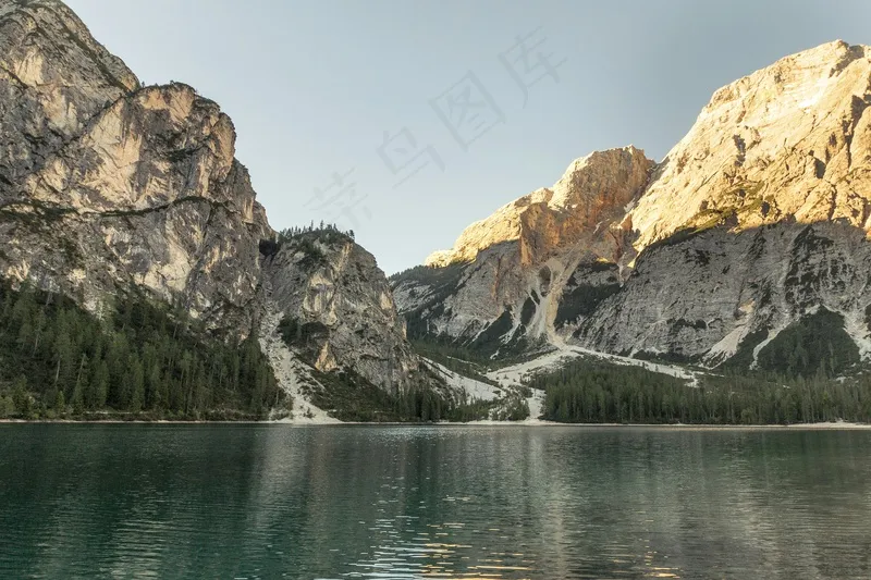 湖光山色的宁静早晨