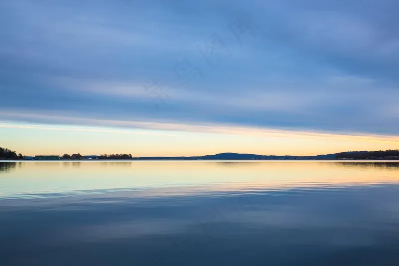 宁静黎明的湖泊倩影