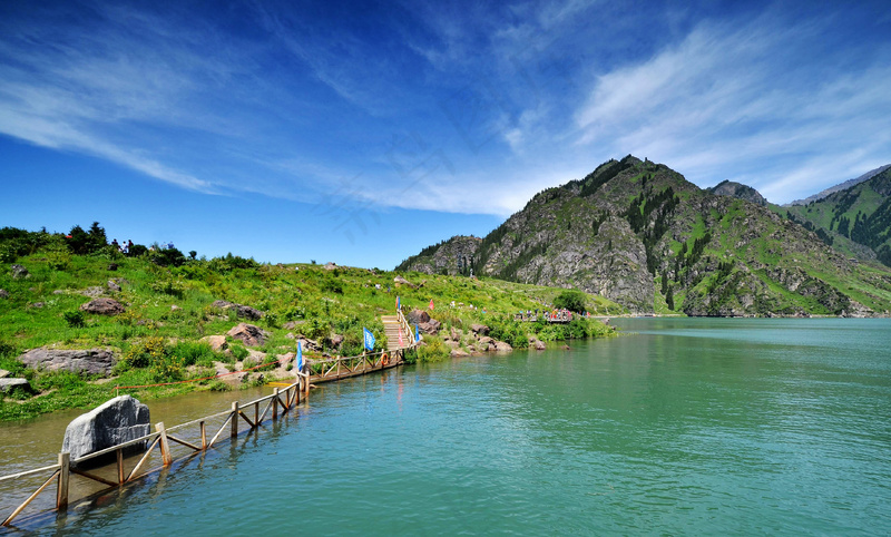 湖泊山峰图片