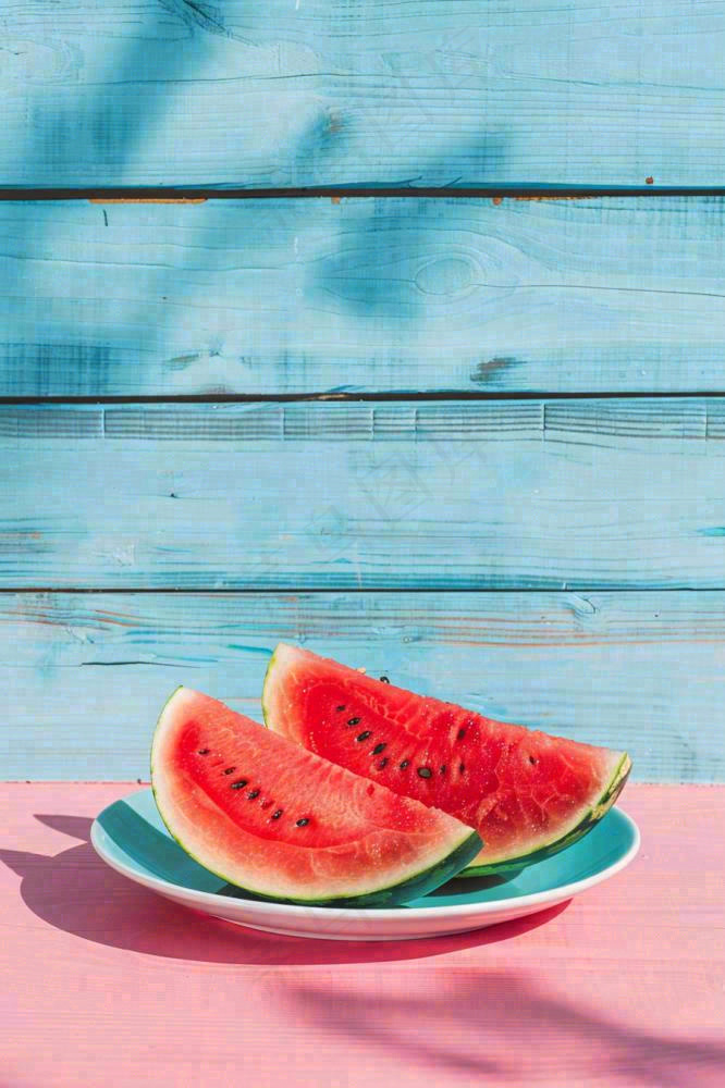夏日西瓜切块粉蓝木板背景立夏下载小暑处暑摄影图(896x1344)