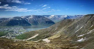 山峦叠起，湖泊宁静