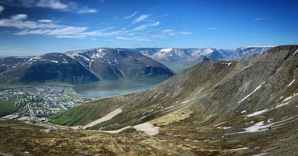 山峦叠起,湖泊宁静 山峦叠起,湖泊宁静