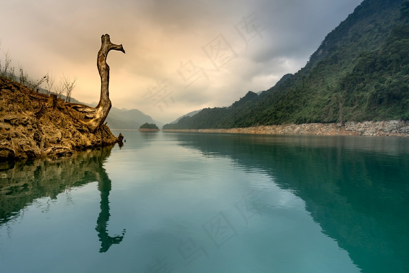 静谧湖光山色