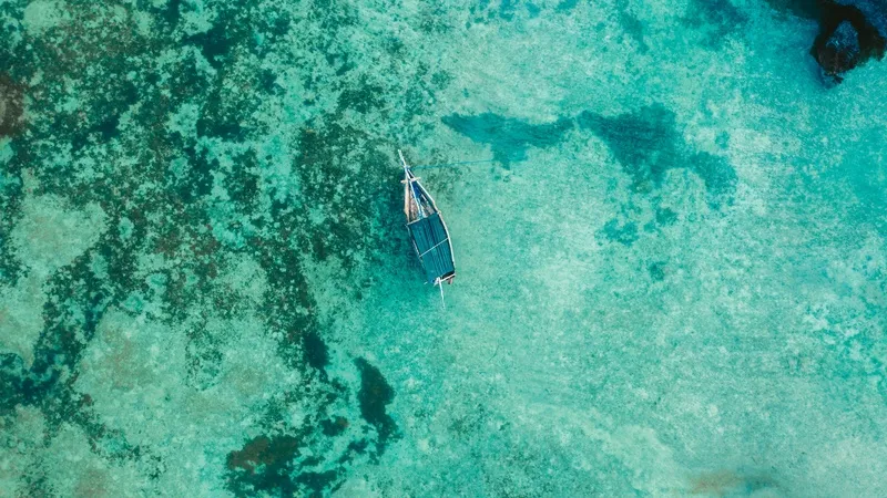 碧海孤舟静悠悠