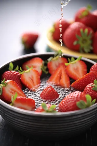 新鲜草莓清洗干净水摄影图