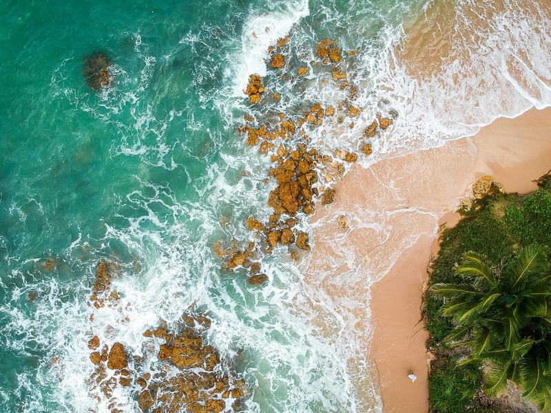 航拍蓝色的大海和白色的海浪