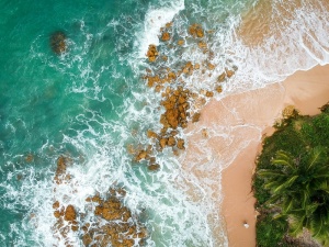 航拍蓝色的大海和白色的海浪
