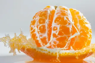 橘子剥开新鲜水果摄影图