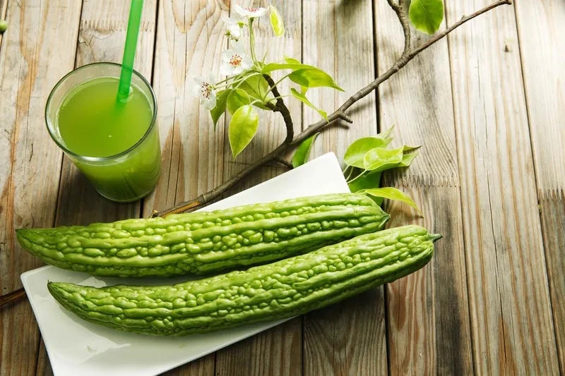 鲜榨苦瓜汁饮品