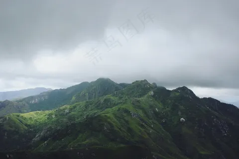 云雾缭绕绿色山脉 云雾缭绕绿色山脉