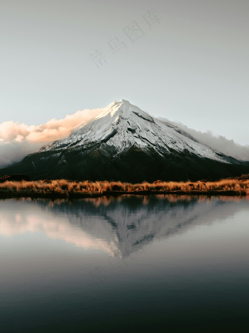 白云缠绕的雪山和湖水