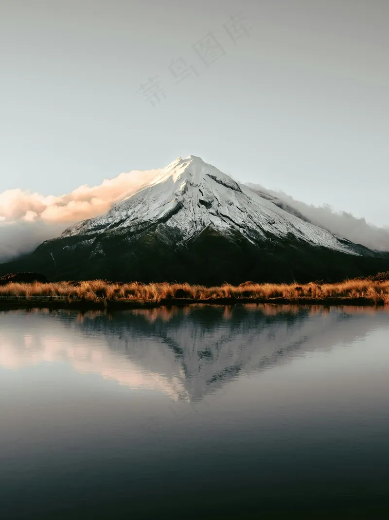 白云缠绕的雪山和湖水