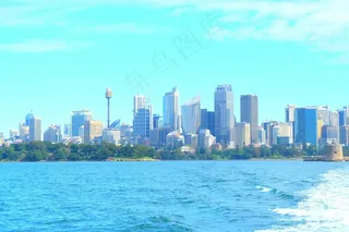 湛蓝海面上的现代都市天际线