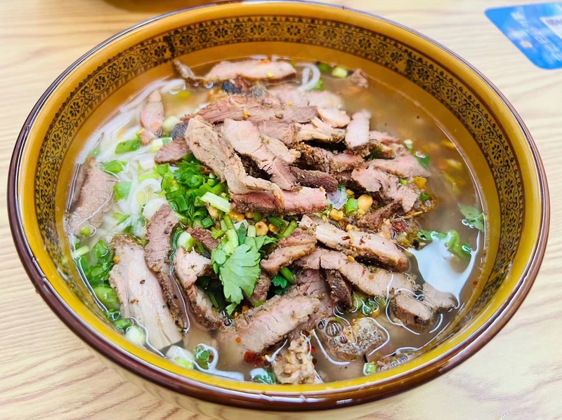 超多牛肉片的牛肉拉面