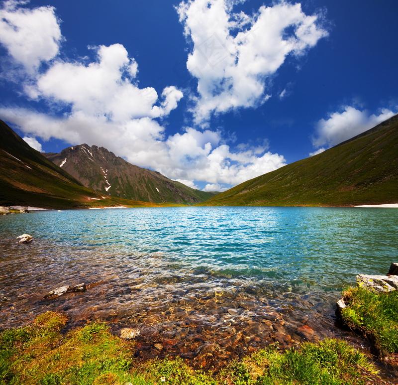湖泊山峰图片