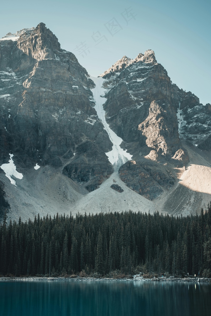 宁静高山与碧绿湖泊的和谐