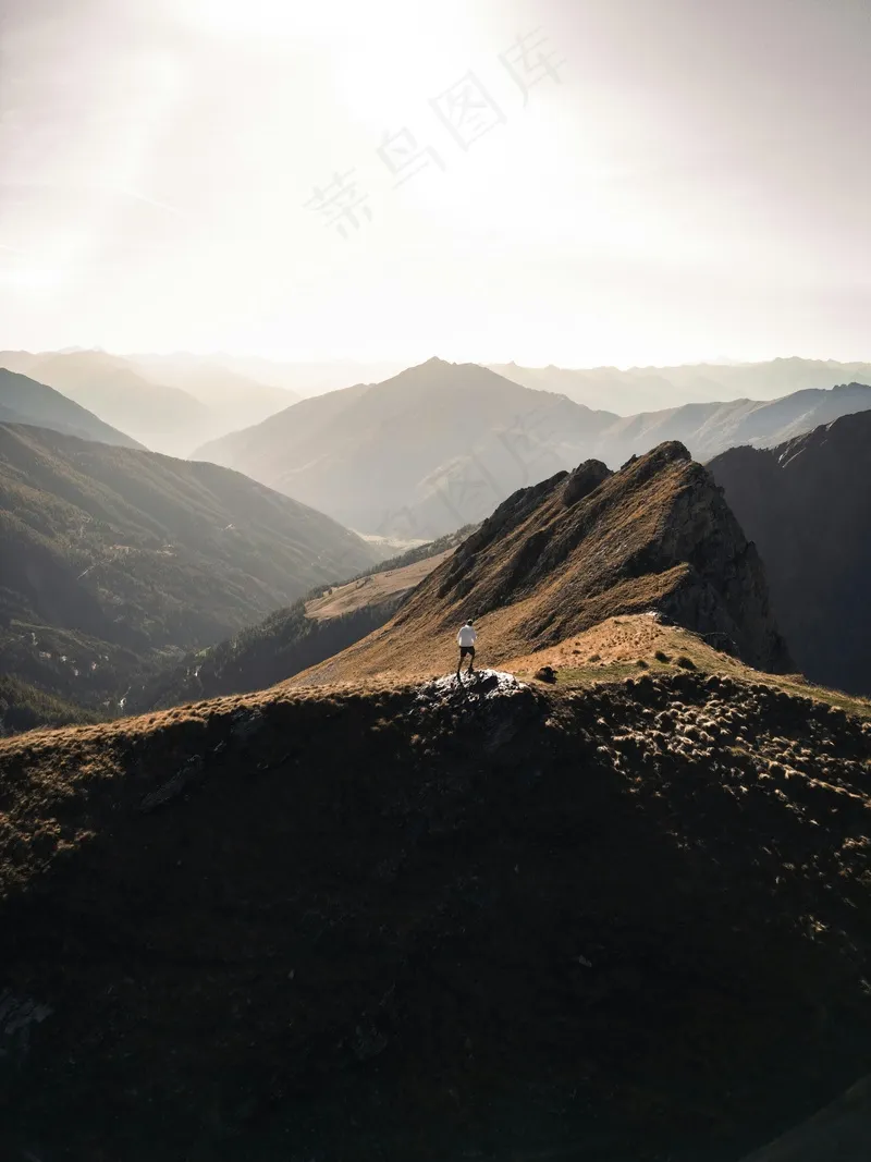 孤独探索者在日照金山的徒步旅行