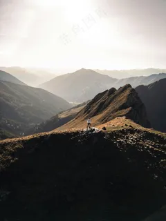 孤独探索者在日照金山的徒步旅行 孤独探索者在日照金山的徒步旅行