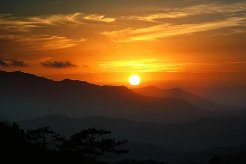 清晨日出朝霞云层山川摄影图