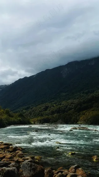 云雾缭绕山水间