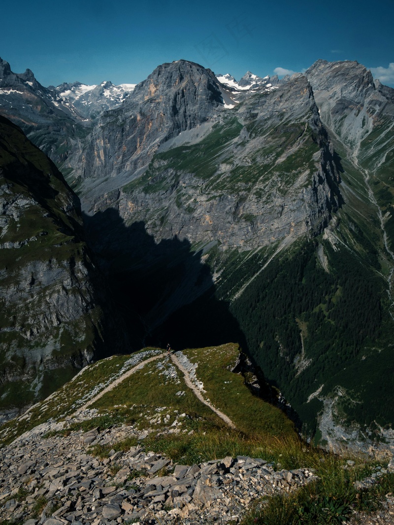 站在高山之巅