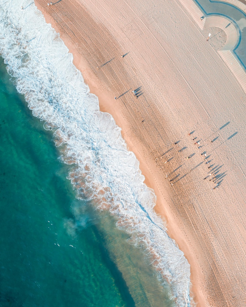 清晨海滩的波浪与沙地