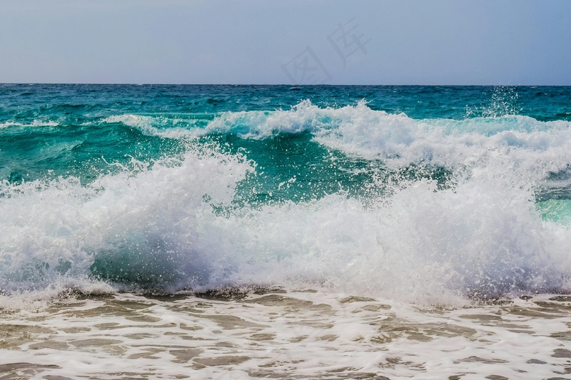 浪花飞溅的碧蓝海滩