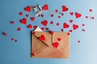 信封里的红色爱心蓝色背景妇女节摄影图