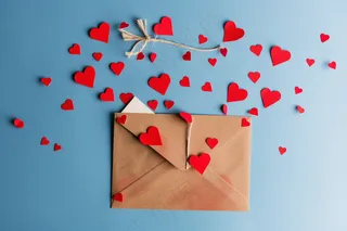 信封里的红色爱心蓝色背景妇女节摄影图