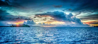 热带岛屿的绚烂日落景色