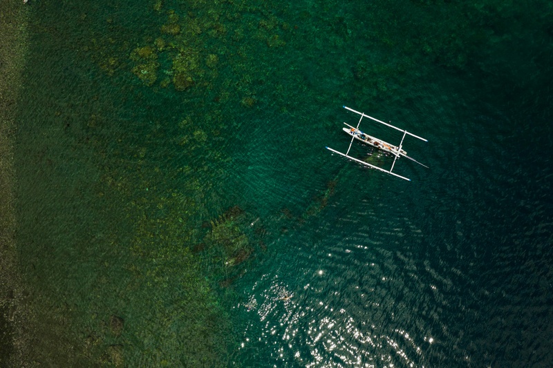宁静海面上的独木舟