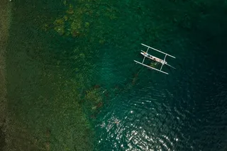 宁静海面上的独木舟