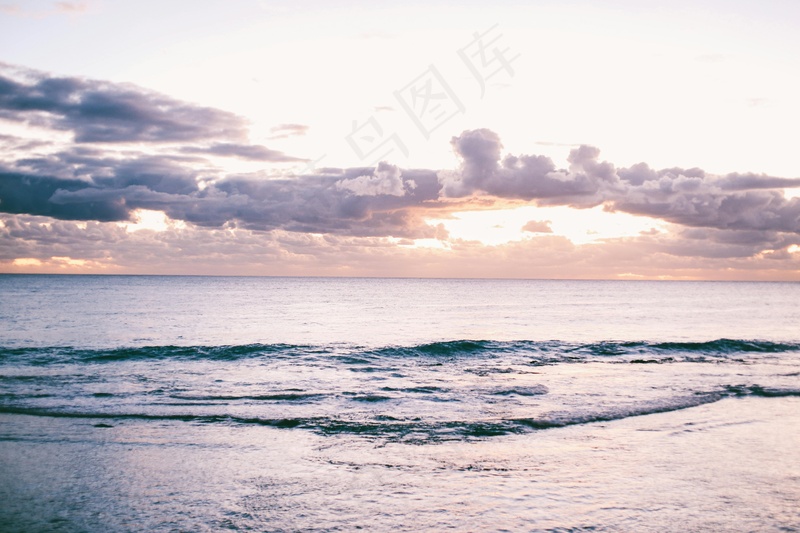 海洋边的黄昏云彩
