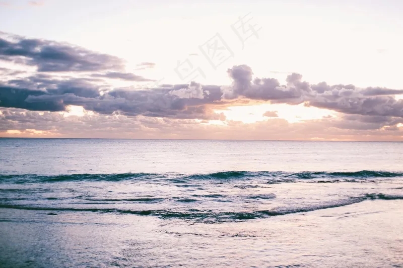 海洋边的黄昏云彩