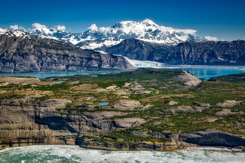 雄伟的山脉与冰川