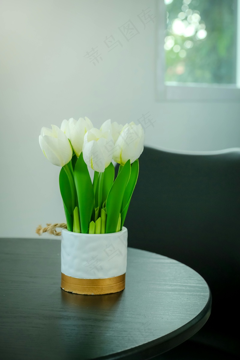 白色花瓶中的郁金香花束2