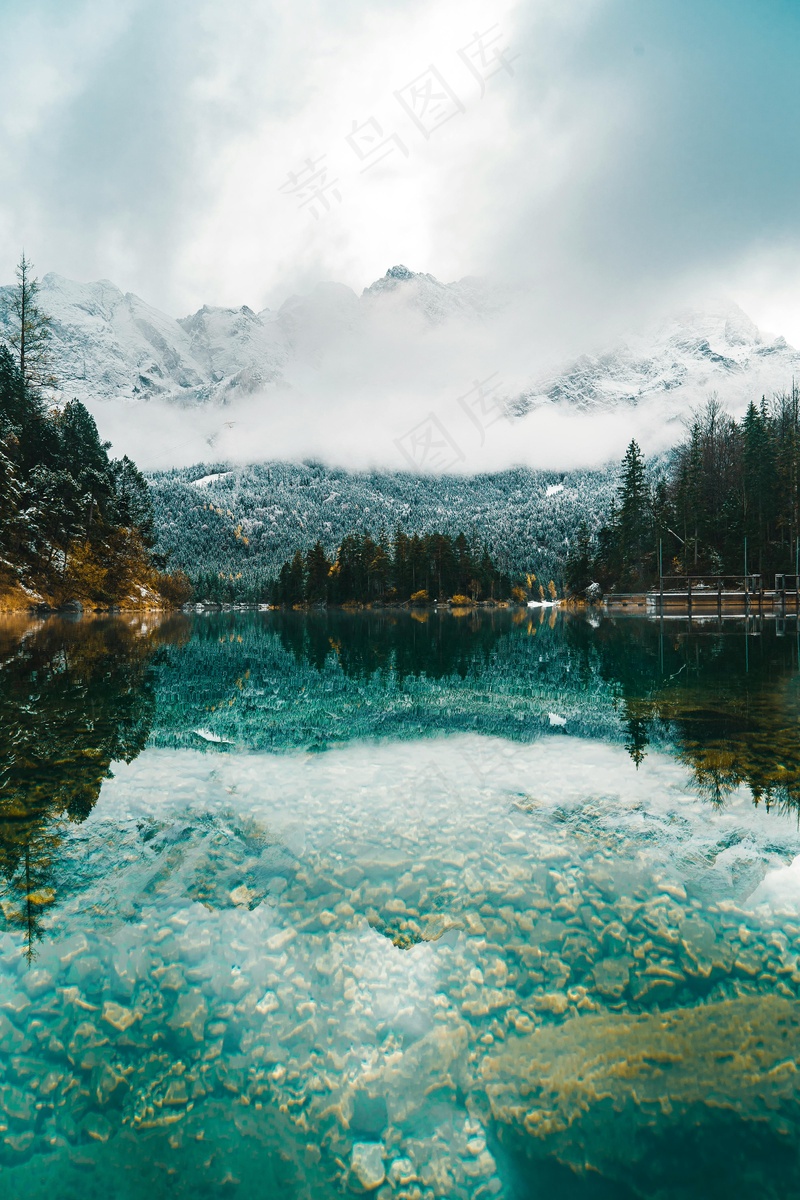 清澈湖水映照雪山林间