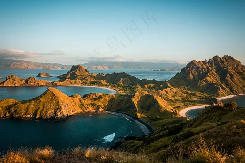 温暖阳光下的群山与宁静海湾