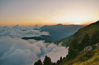 白云缠绕的山峰