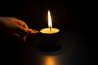 黑暗中的蜡烛灯光摄影图